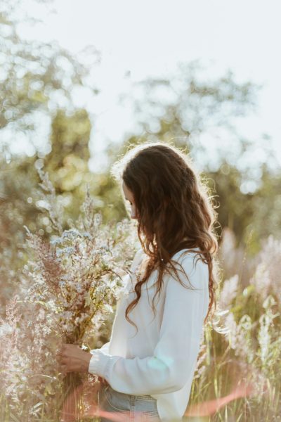 women-thinking-with-flowers